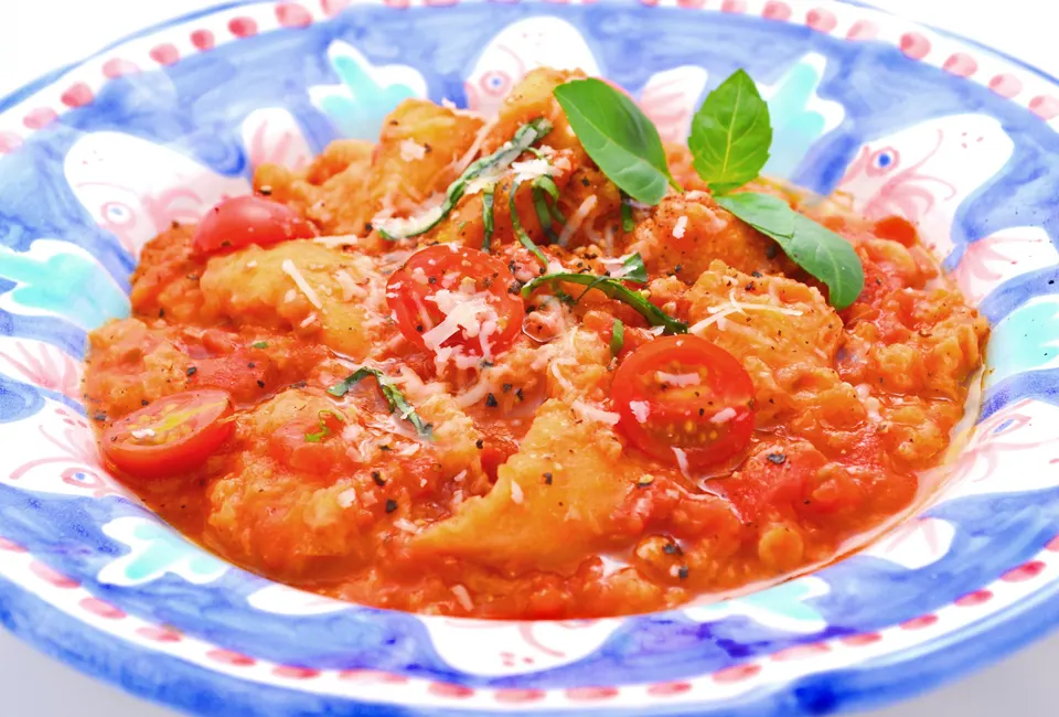 Pappa al pomodoro: la ricetta con pane toscano, basilico e olio nuovo