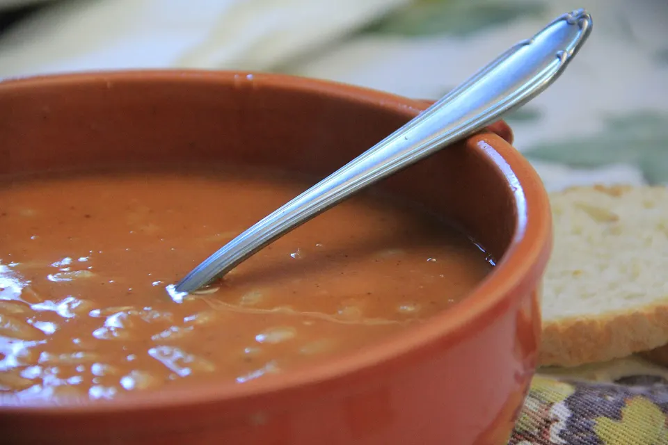 Fagioli all'uccelletto: la ricetta con pomodoro, salvia e aglio