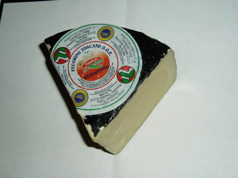 Pecorino Toscano DOP: come riconoscerlo e le differenze tra fresco e stagionato