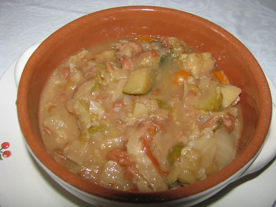Ribollita toscana: la ricetta con pane raffermo, cavolo nero e fagioli