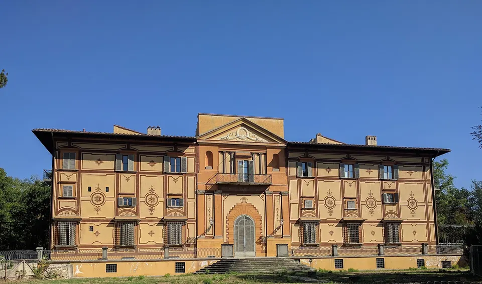 Firenze, sparisce una buchetta del vino storica dal muro di Villa Favard