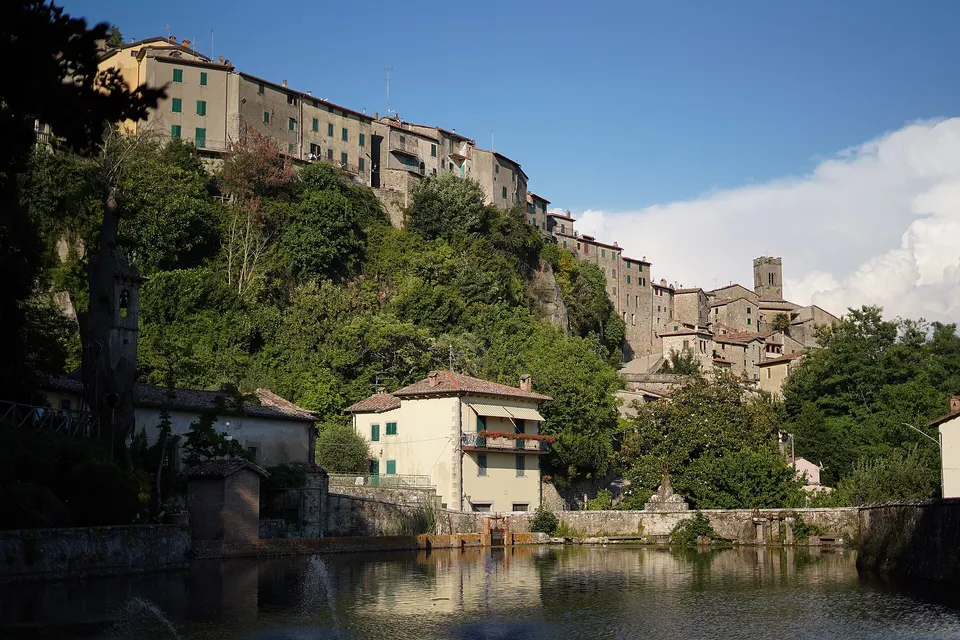 Santa Fiora. Veduta del borgo dalla peschiera