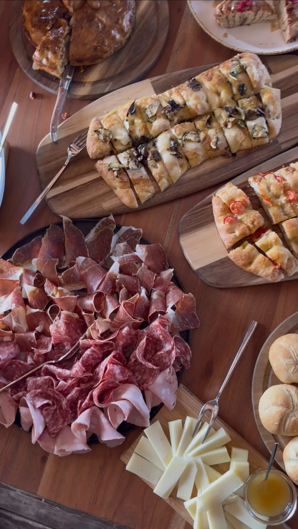 Taglieri di salumi e formaggi con focaccia alle zucchine e focaccia al pomodoro