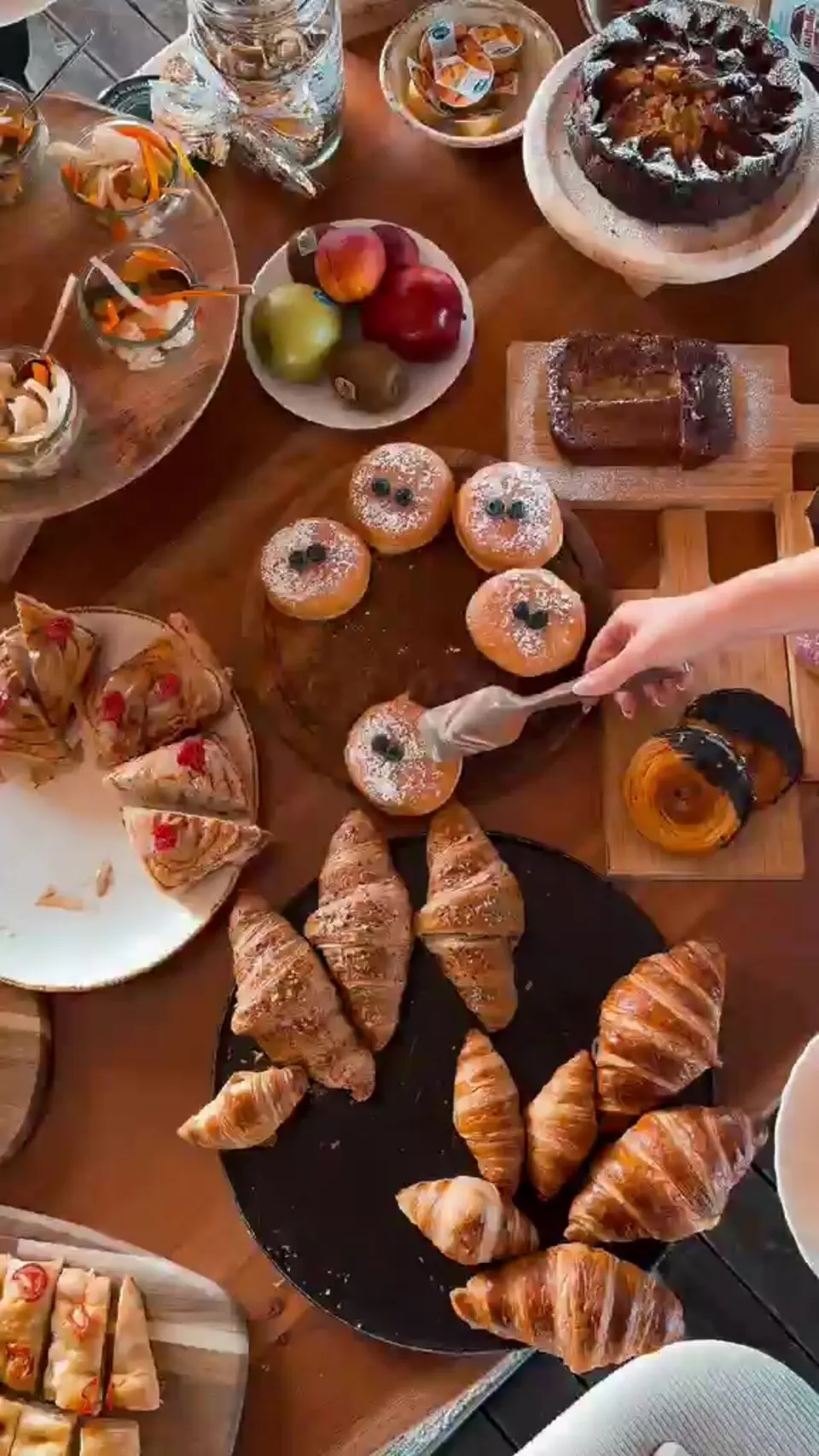 Il banco del brunch: croissant, bomboloni, cannoli e cocktail